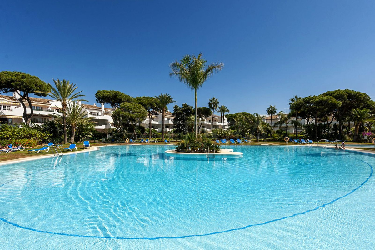 Nueva Milla de Oro, Estepona